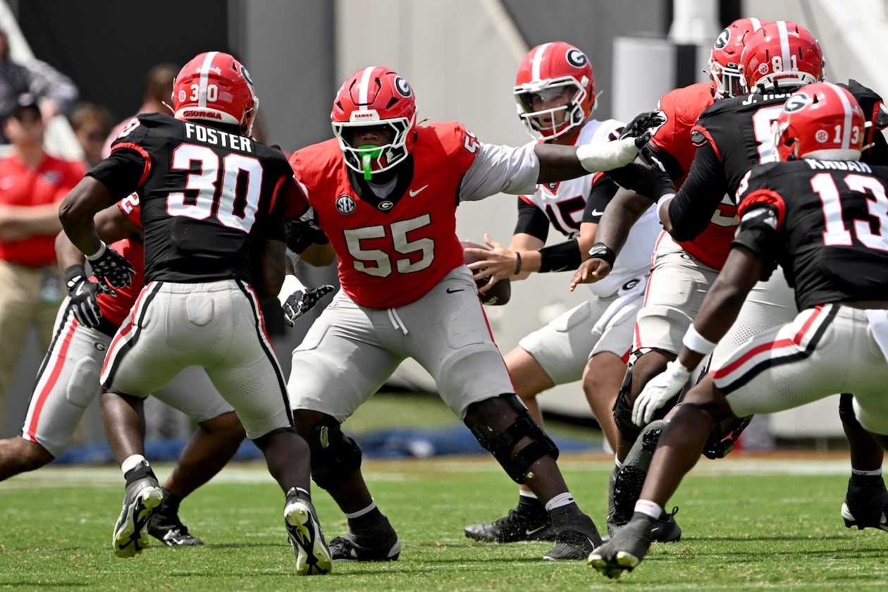 Georgia offensive lineman Zykie Helton blocks as quarterback Ryan Montgomery prepares to make a pass during G-Day on April 18, 2026. (Hyosub Shin/AJC)