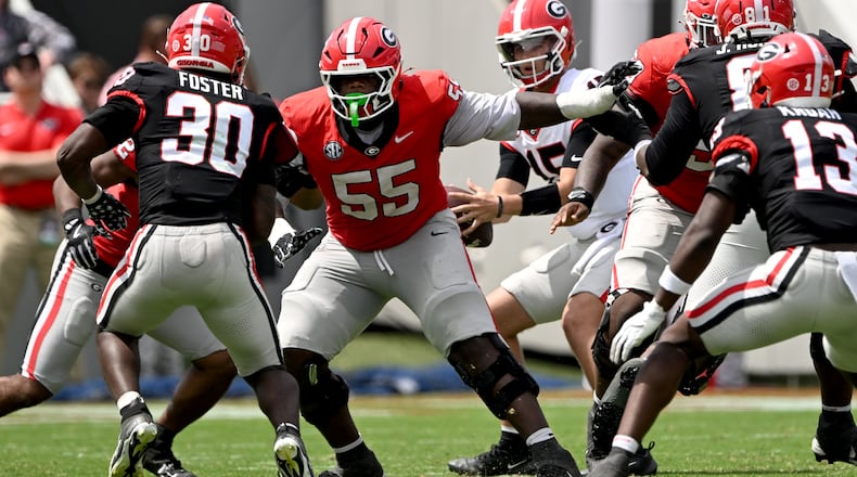 Georgia offensive lineman Zykie Helton blocks as quarterback Ryan Montgomery prepares to make a pass during G-Day on April 18, 2026. (Hyosub Shin/AJC)