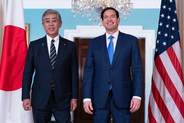 档案 - 国务卿马可·卢比奥（Marco Rubio），右和日本外交部长伊维亚·塔克西（Iwaya Takeshi）在2025年7月1日星期二在华盛顿州国务院举行的双边会议之前就拍摄了一张照片。