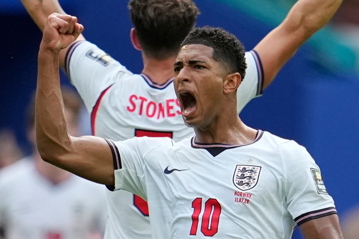 England's Jude Bellingham (10) celebrates scoring their first goal during the World Cup quarterfinal soccer match between Norway and England in Miami Gardens, Fla., Saturday, July 11, 2026. (AP Photo/George Walker IV)