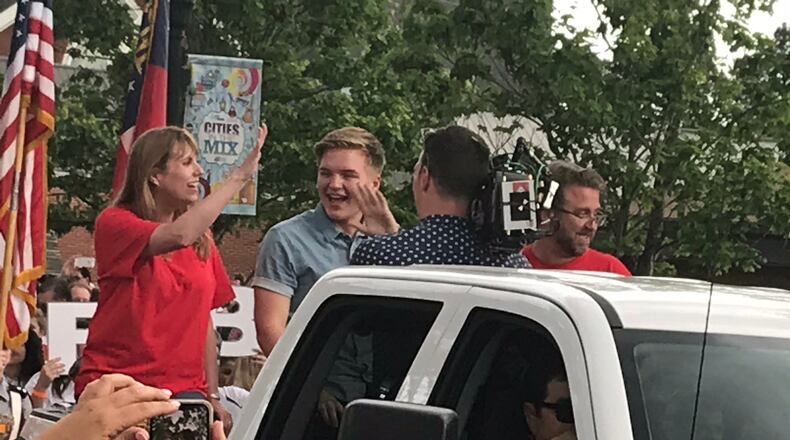 Caleb Lee Hutchinson and his mom Piper greet fans during a parade on Main Street of Dallas. CREDIT: Rodney Ho/rho@ajc.com