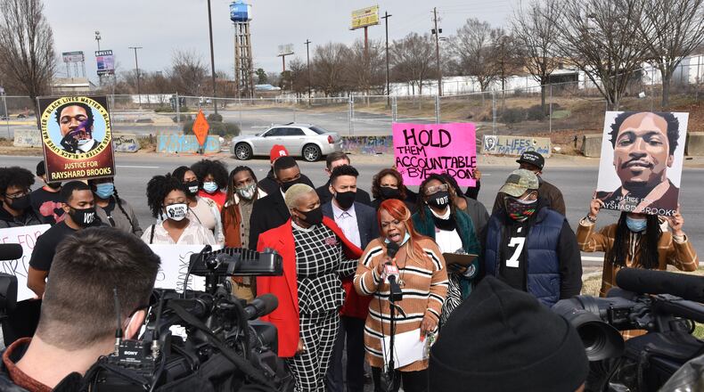 February 4, 2021 Atlanta - Rayshard Brooks' wife Tomika Miller speaks to members of the press as State Representative Erica Thomas (left) comforts her across street from the site of the Wendy's restaurant where an Atlanta Police Officer fatally shot Rayshard Brooks in June, on Thursday, February 4, 2021. The People's Uprising Task Force, a coalition of elected officials, organizers and activists, held a press conference at 1 p.m. Thursday to express their disappointment at newly elected Fulton County District Attorney Fani Willis' decision to turn over the charges stemming from the fatal shooting of Rayshard Brooks to the Georgia Attorney General's office. (Hyosub Shin / Hyosub.Shin@ajc.com)