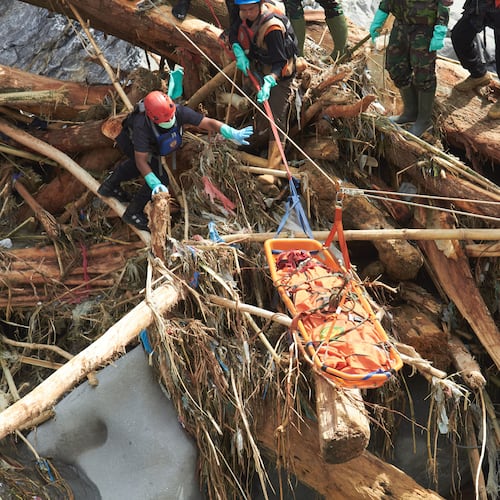Rescuers use ropes to evacuate the body of a flood victim in Tanah Datar, West Sumatra, Indonesia, Monday, Dec. 1, 2025. (AP Photo/Nazar Chaniago)