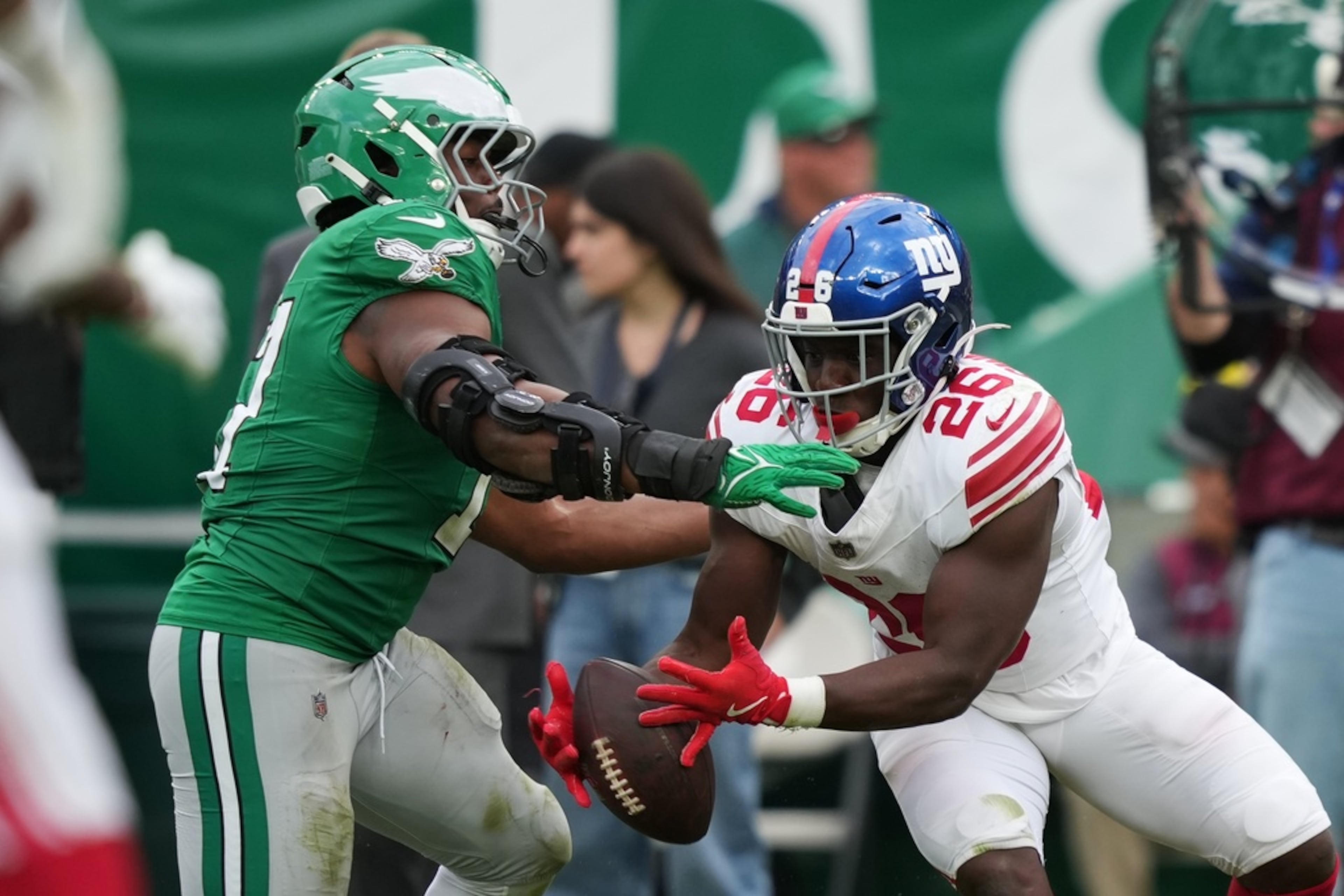 New York Giants running back Devin Singletary (26) makes a first down catch against Philadelphia Eagles linebacker Nakobe Dean (17) during the second half of an NFL football game Sunday, Oct. 26, 2025, in Philadelphia. (Matt Slocum/AP)
