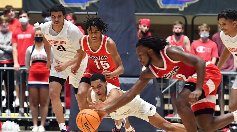 March 13, 2021 Macon - Berkmar's Destin Logan (4) and Milton's Bruce Thornton (2) go for a loose ball during the 2021 GHSA State Basketball Class AAAAAAA Boys Championship game at the Macon Centreplex in Macon on Saturday, March 13, 2021 Milton won 52-47 over Berkmar. (Hyosub Shin / Hyosub.Shin@ajc.com)