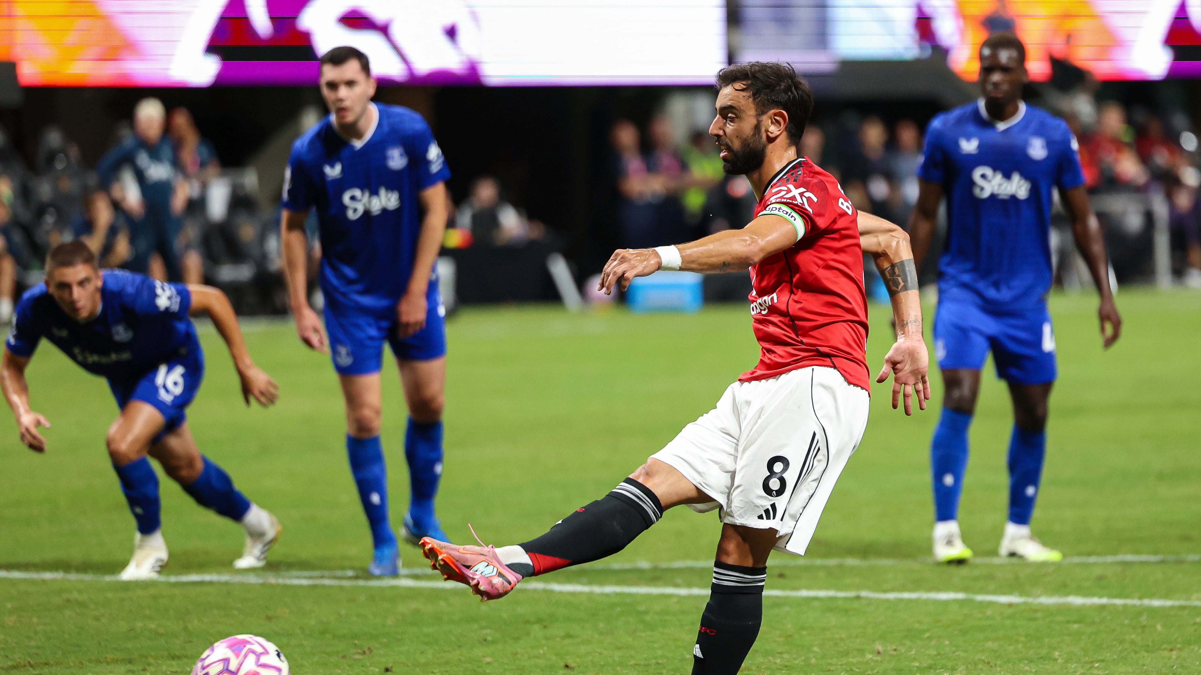 Manchester United midfielder Bruno Fernandes (8) scores a penalty kick in the first half of a Premier League Summer Series soccer match against Everton, Sunday, Aug. 3, 2025 in Atlanta. (AP Photo/Colin Hubbard)