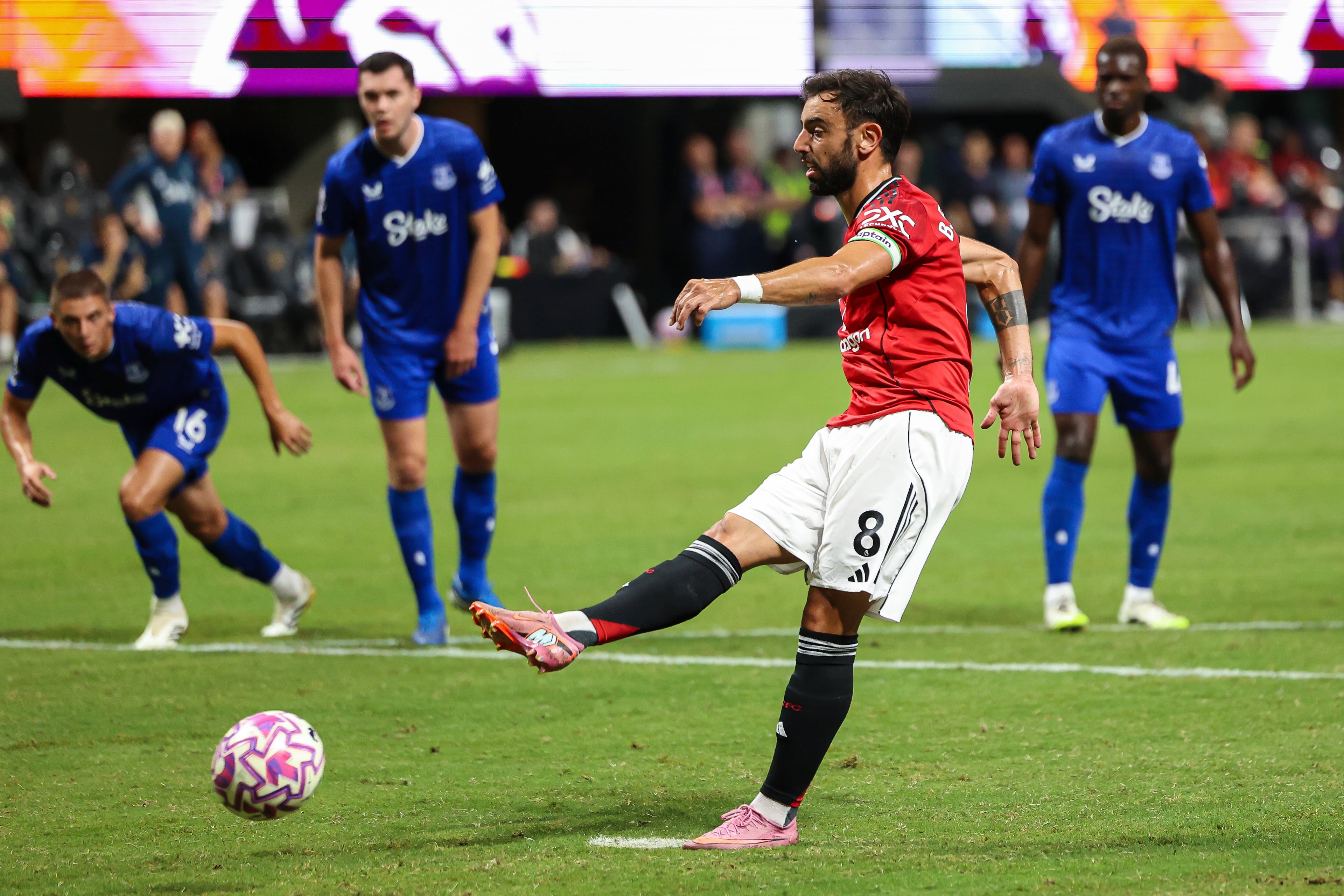 Manchester United midfielder Bruno Fernandes (8) scores a penalty kick in the first half of a Premier League Summer Series soccer match against Everton, Sunday, Aug. 3, 2025 in Atlanta. (AP Photo/Colin Hubbard)