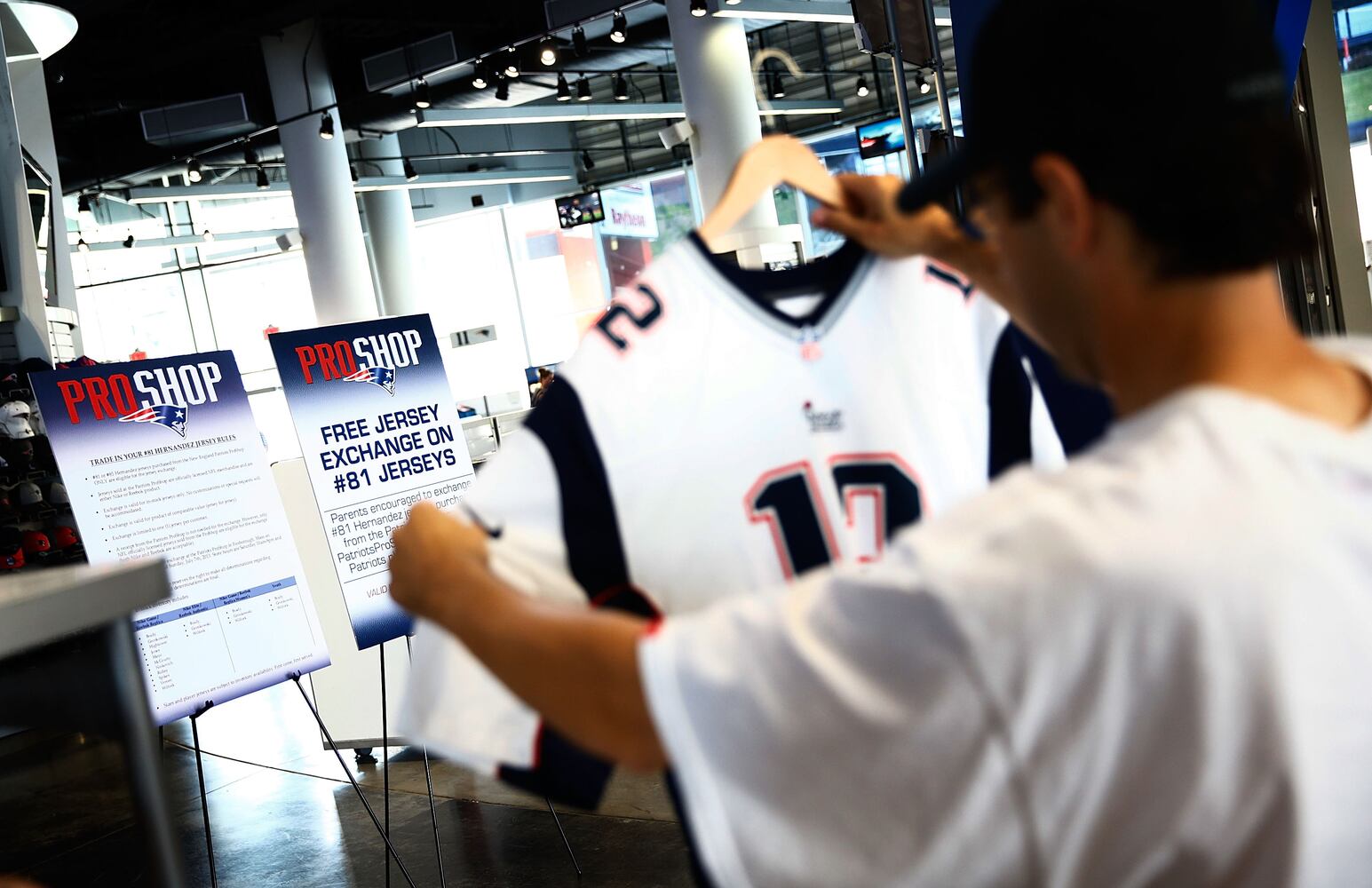 Patriots fans trade Aaron Hernandez jerseys