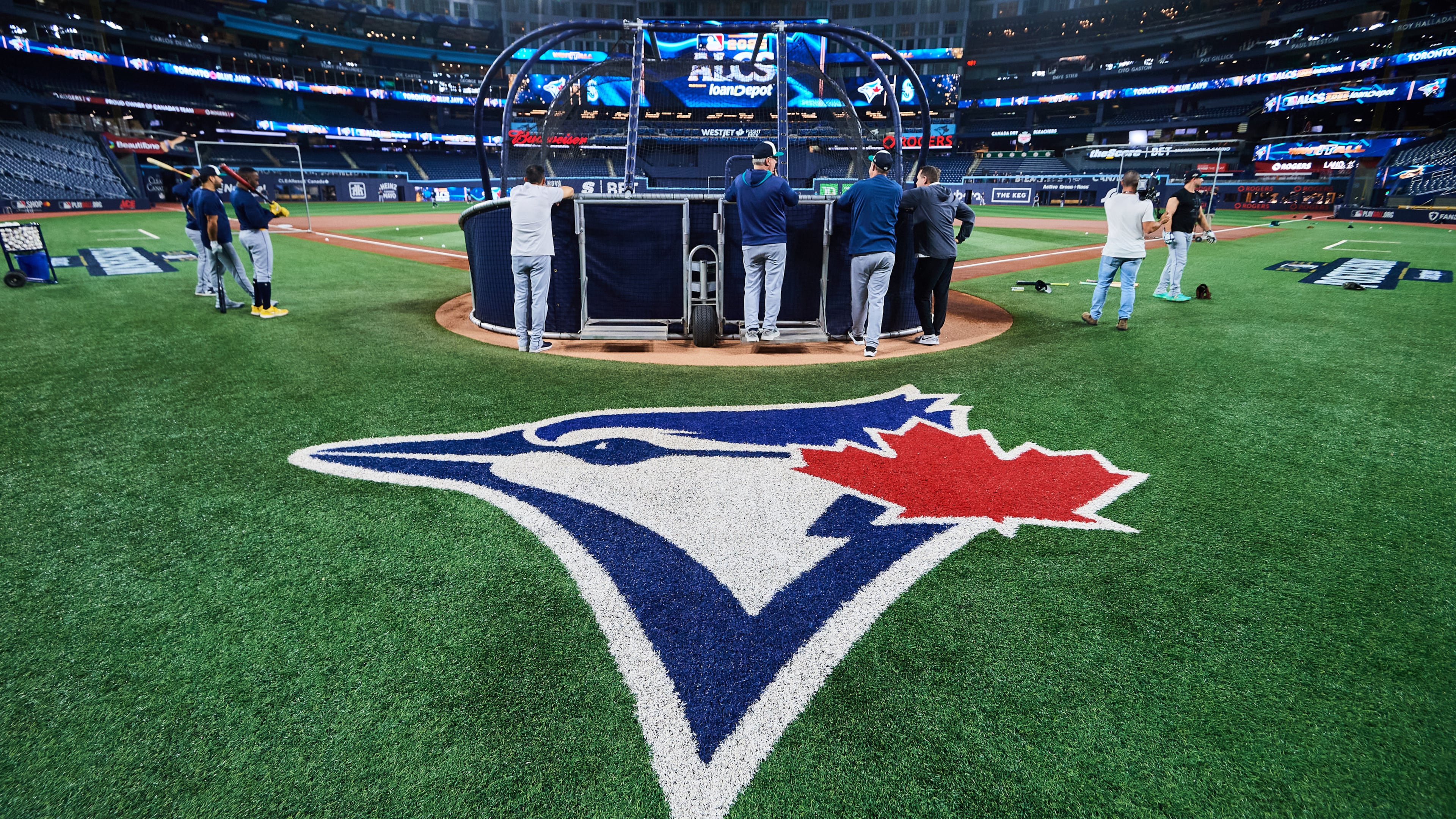 The Seattle Mariners gather around the cage during batting practice, Saturday, Oct. 18, 2025, in Toronto, ahead of Sunday's Game 6 in baseball's American League Championship Series against the Toronto Blue Jays. (Sammy Kogan/The Canadian Press via AP)
