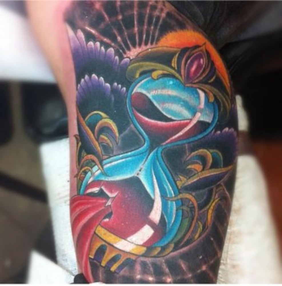 Atlanta tattoo artist inks baseball players, including Braves