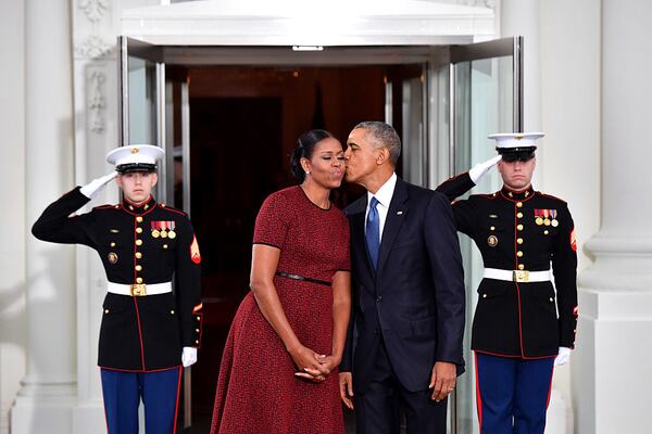 Former president Barack Obama (R) gives Michelle Obama a kiss as they wait for Donald Trump and wife Melania at the White House before the inauguration on January 20, 2017 in Washington, D.C. Trump becomes the 45th President of the United States.   (Photo by Kevin Dietsch-Pool/Getty Images)
