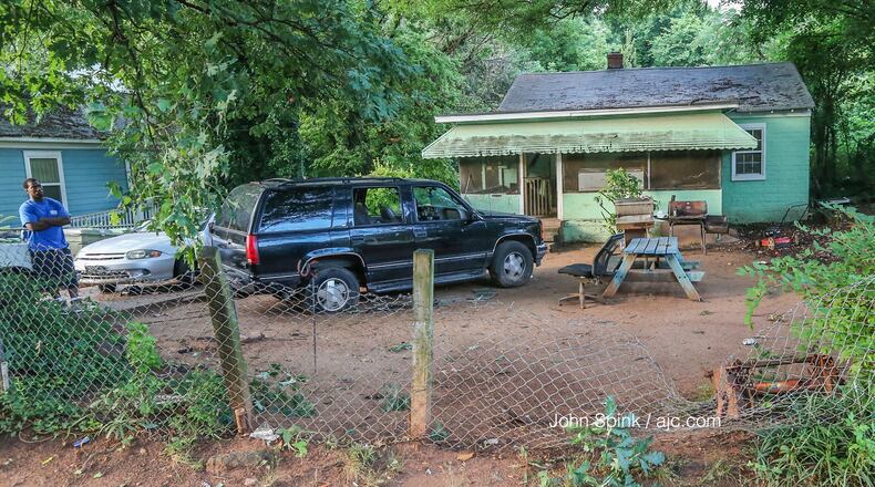 Police are investigating a shooting that killed a man and injured six others on Osborne Street Thursday night. JOHN SPINK/ JSPINK@AJC.COM