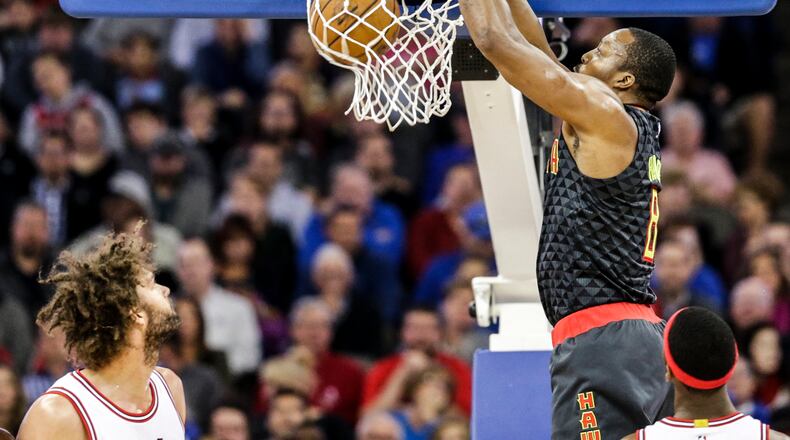Atlanta Hawks center Dwight Howard (8) dunks over Chicago Bulls center Robin Lopez, left, and forward Bobby Portis, bottom right, during the first half of an NBA preseason basketball game in Omaha, Neb., Thursday, Oct. 20, 2016. (AP Photo/Nati Harnik)
