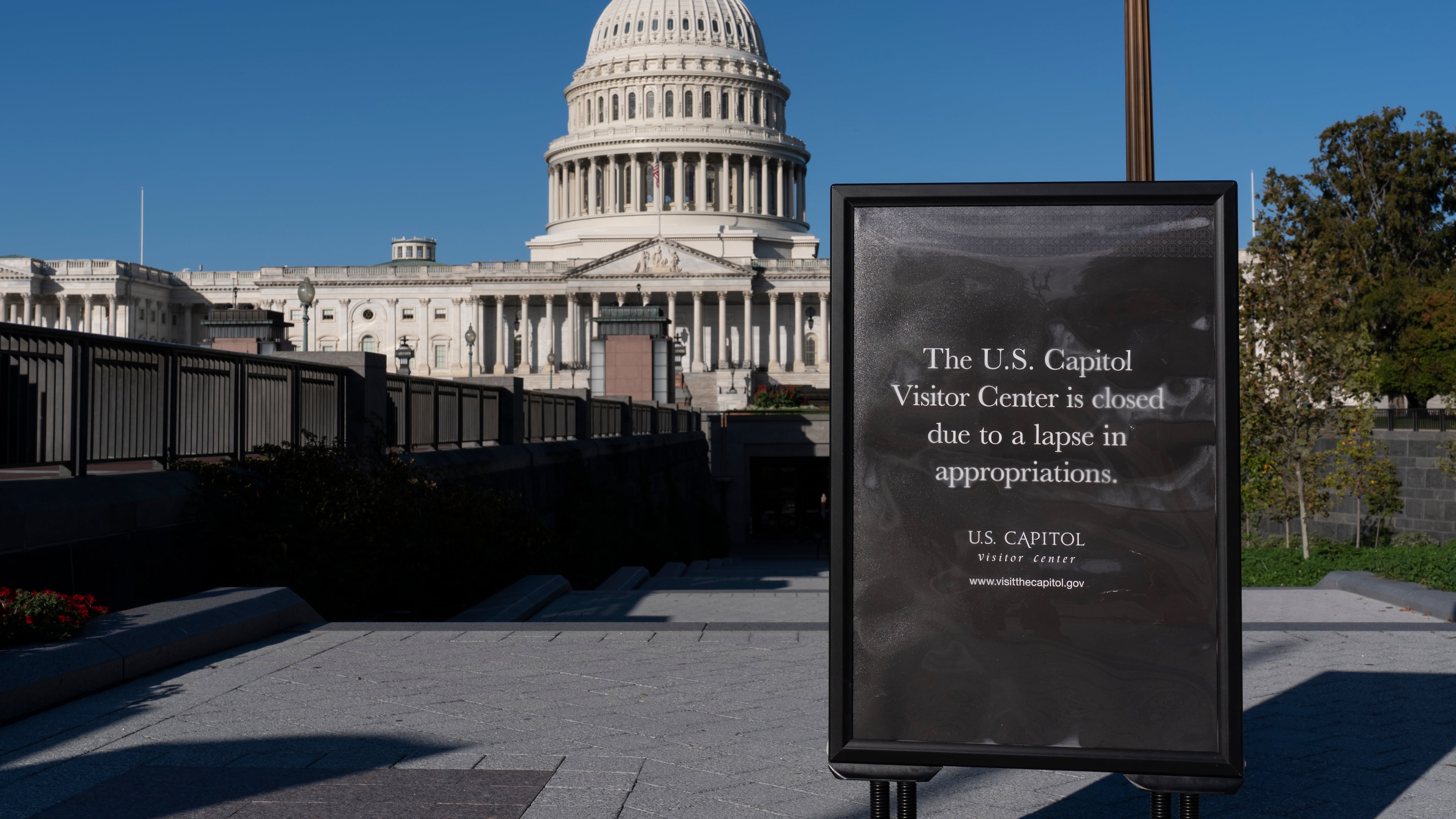 With the government shutdown now in its third week, a sign turns away tourists at the entrance to the Capitol Visitor Center, in Washington, Wednesday, Oct. 15, 2025. (AP Photo/J. Scott Applewhite)