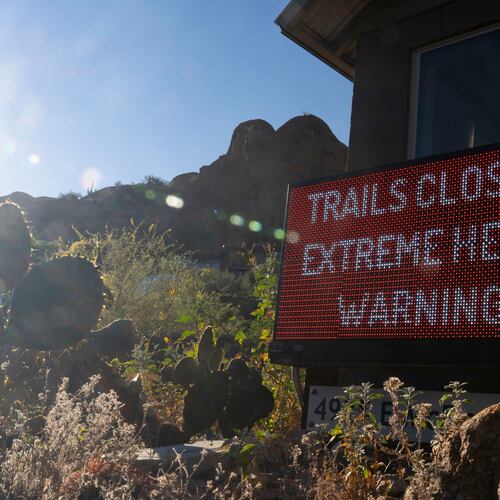 A sign warns hikers of trail closures due to extreme heat at Camelback Mountain on Thursday, March 19, 2026, in Phoenix. (AP Photo/Rebecca Noble)