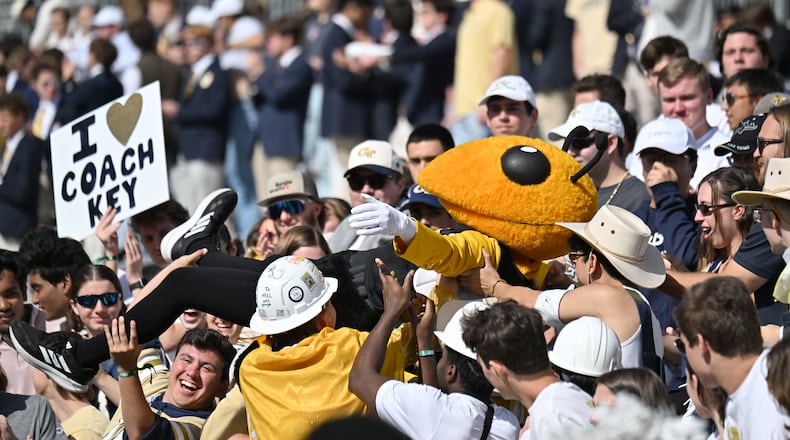 Buzz entertains fans before an NCAA college football game against Syracuse at Bobby Dodd Stadium, Saturday, October 25, 2025 in Atlanta. (Hyosub Shin/AJC)