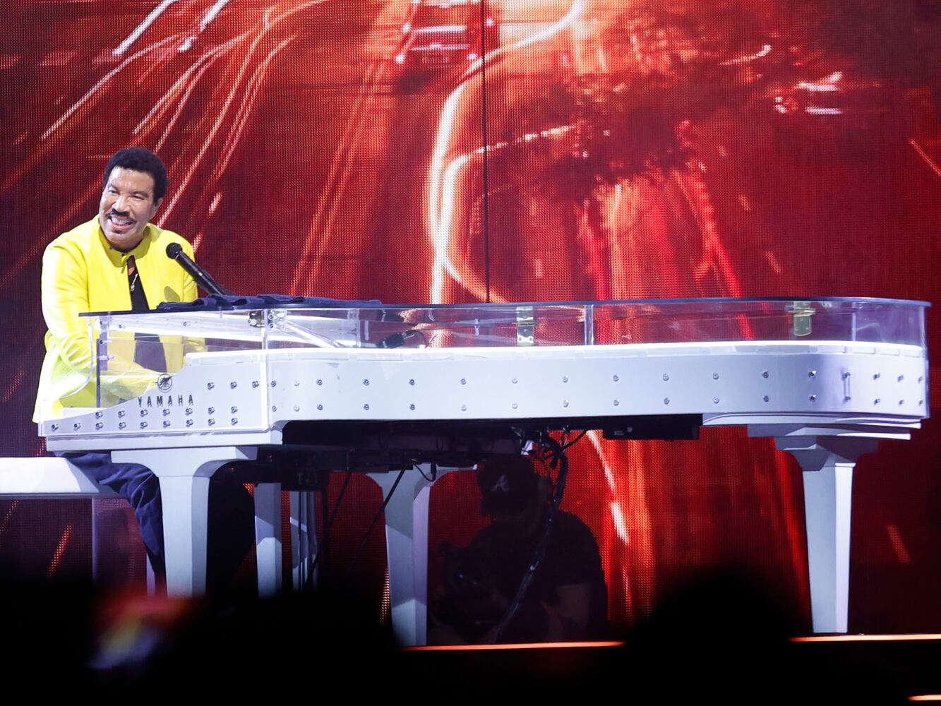 Lionel Richie and Earth, Wind & Fire perform