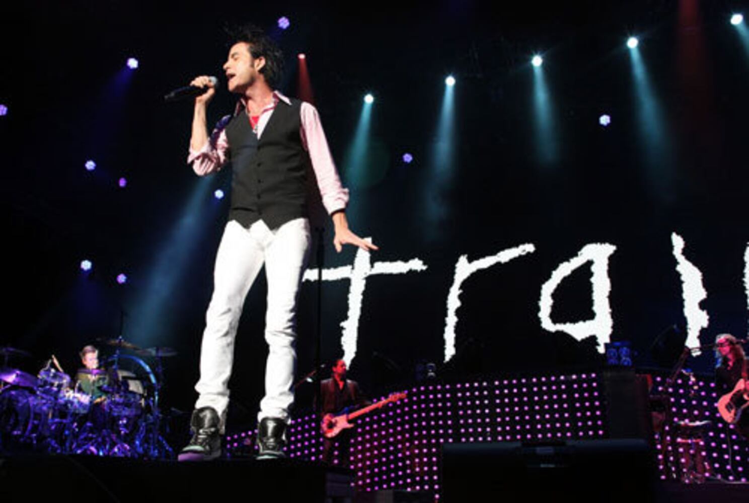 Train and Maroon 5 play to a sold out Verizon