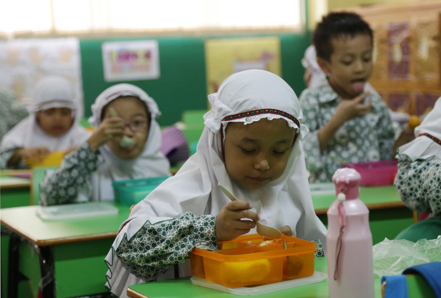 Lunchtime at schools in different countries