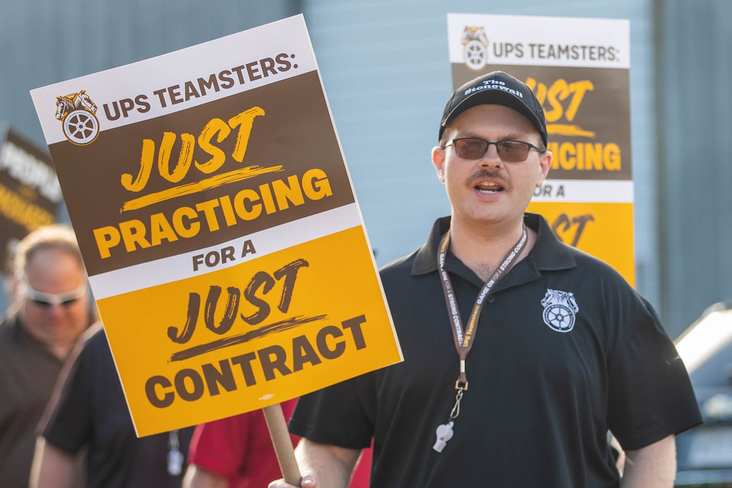 Teamsters turn up heat in UPS contract negotiations