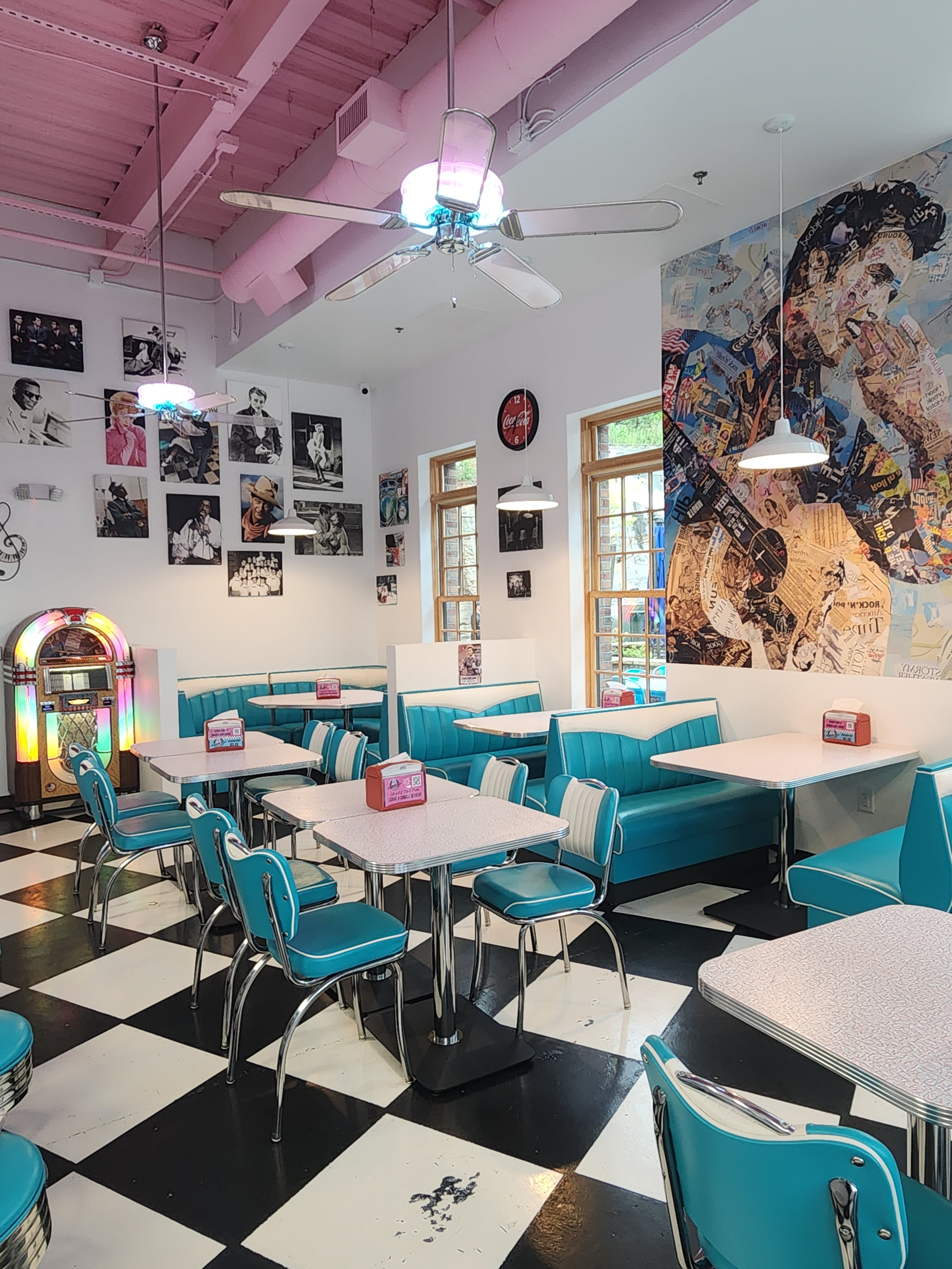 Junk N Jive Creamery has a 1950s-inspired interior. (Courtesy of Juke N Jive)