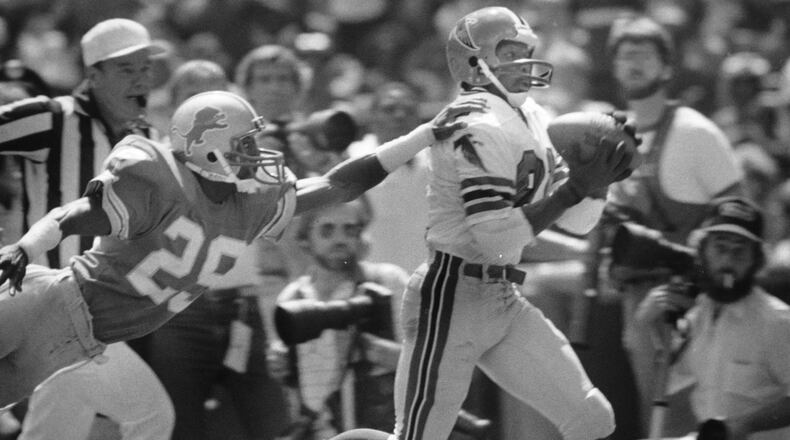 Billy “White Shoes” Johnson streaks down the sideline in 1984. AJC file photo