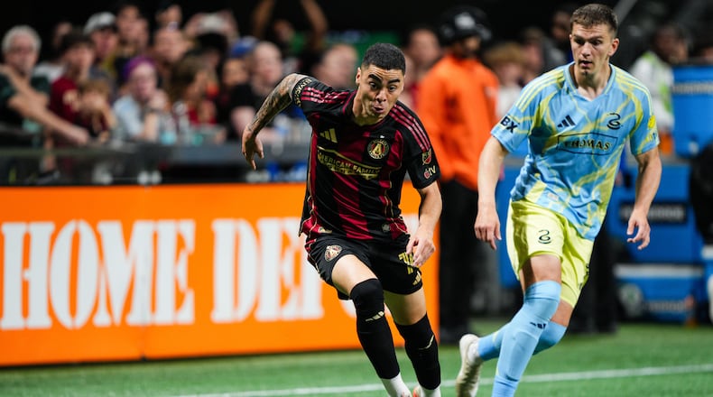Atlanta United forward Miguel Almirón #10 dribbles down the field during the match against the Philadelphia Union at Mercedes-Benz Stadium in Atlanta, GA on Saturday May 17, 2025. (Photo by Matthew Grimes/Atlanta United)