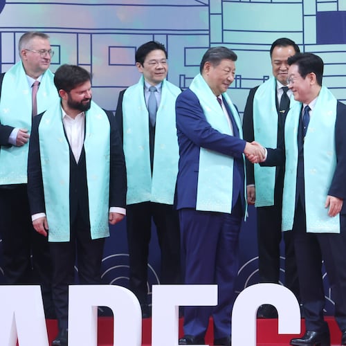 Chinese President Xi Jinping, center left, and South Korean President Lee Jae Myung, center right, shake hands after a group photo at the Asia-Pacific Economic Cooperation (APEC) Economic Leaders' Meeting in Gyeongju, South Korea, Saturday, Nov. 1, 2025. (Yonhap via AP)