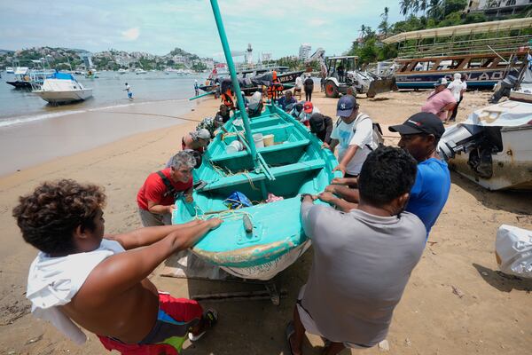 Boats are removed from the water to Manzanillo beach ahead of the arrival of Hurricane Erick in Acapulco, Mexico, Wednesday, June 18, 2025. (AP Photo/Fernando Llano)