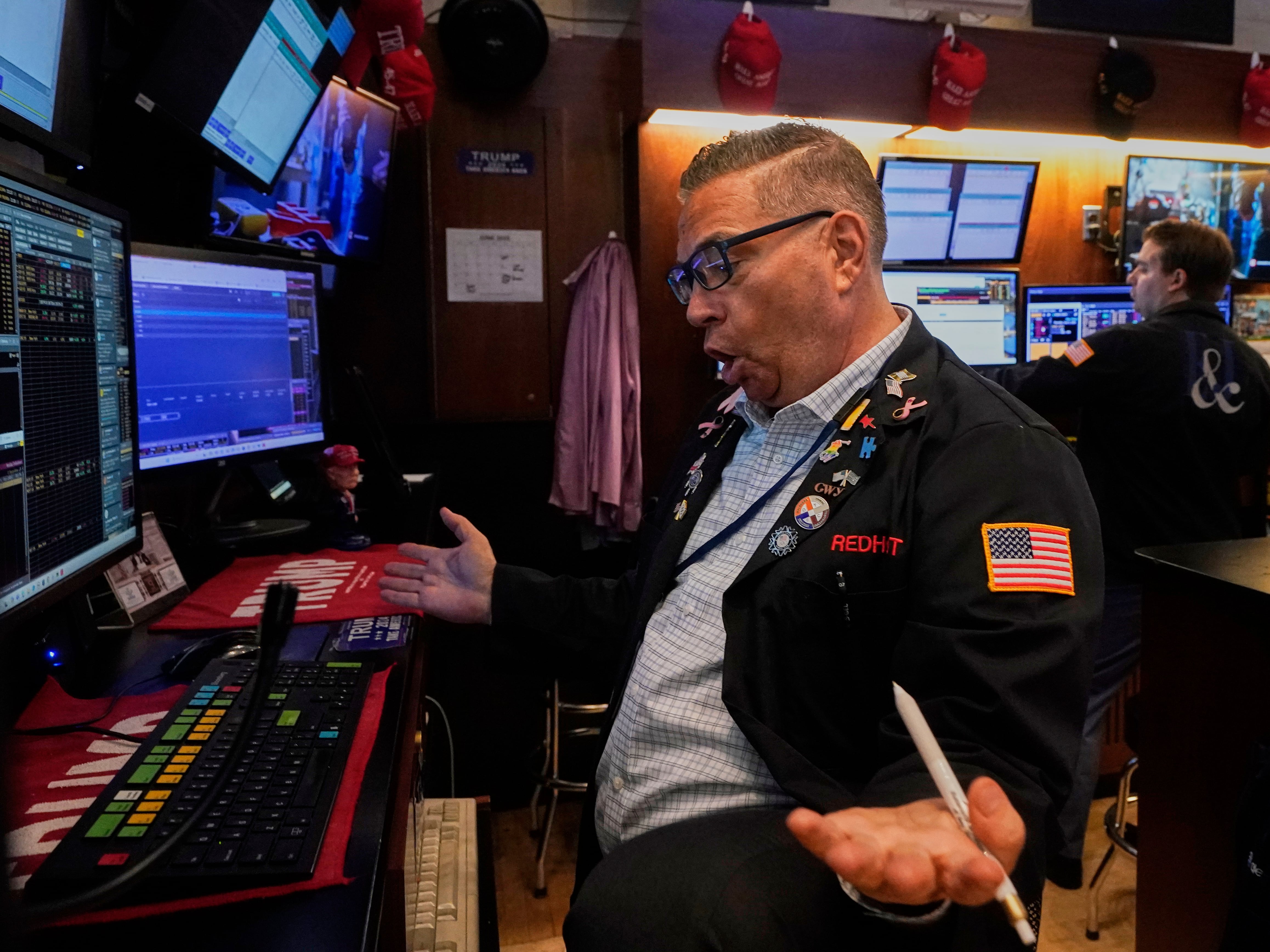 US stocks hold steady as trade talks with China begin
