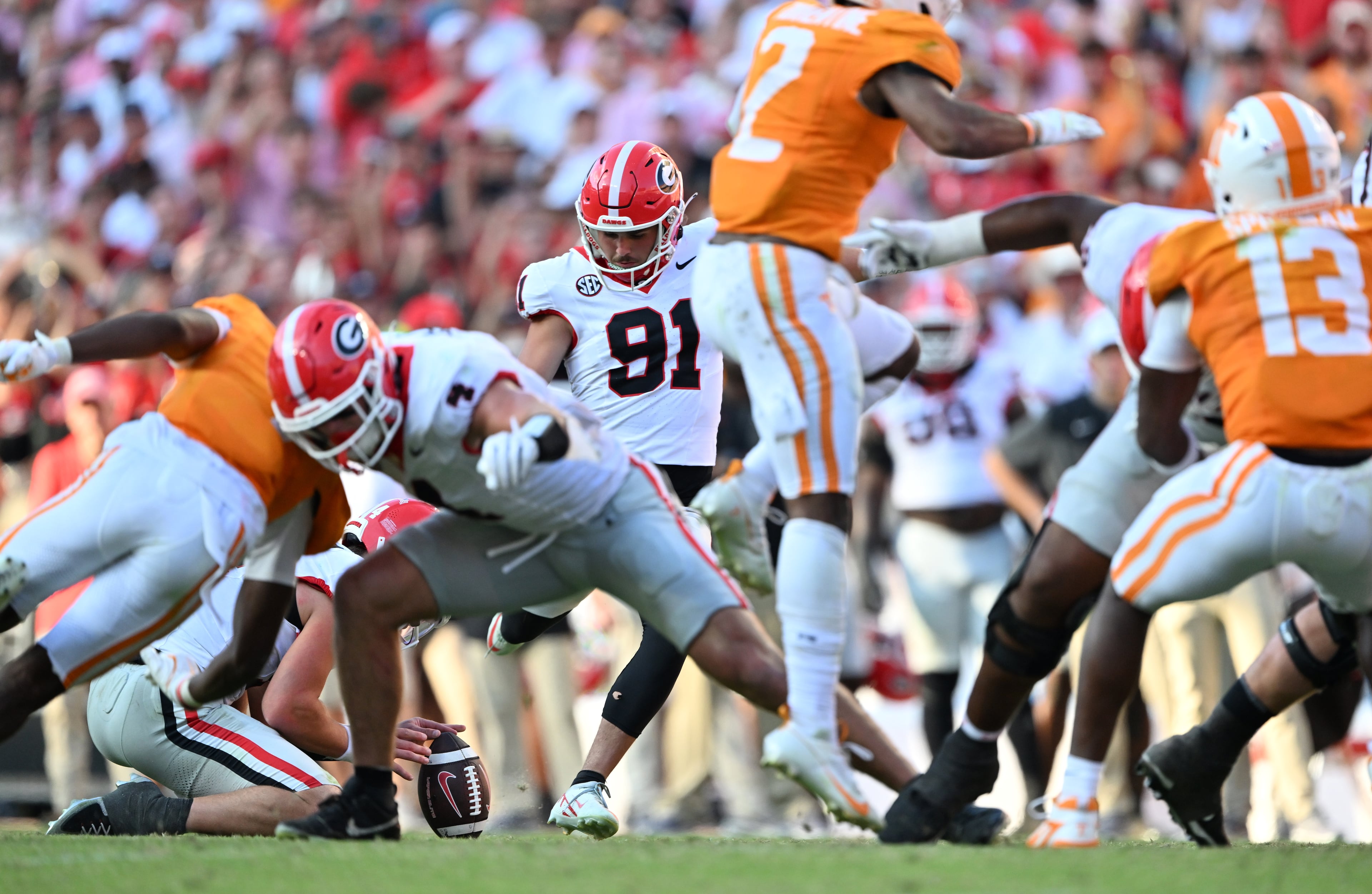 Georgia kicker Peyton Woodring (center) kicks field goal during the second half against Tennessee at Neyland Stadium on Saturday, Sept. 13, 2025, in Knoxville, Tenn. Georgia won 44-41 in overtime. (Hyosub Shin/AJC)