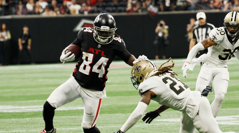 Falcons running back Cordarrelle Patterson avoids a tackle during the first half against the Saints on Sunday at Mercedes-Benz Stadium. (Miguel Martinez/Journal Constitutino/TNS)