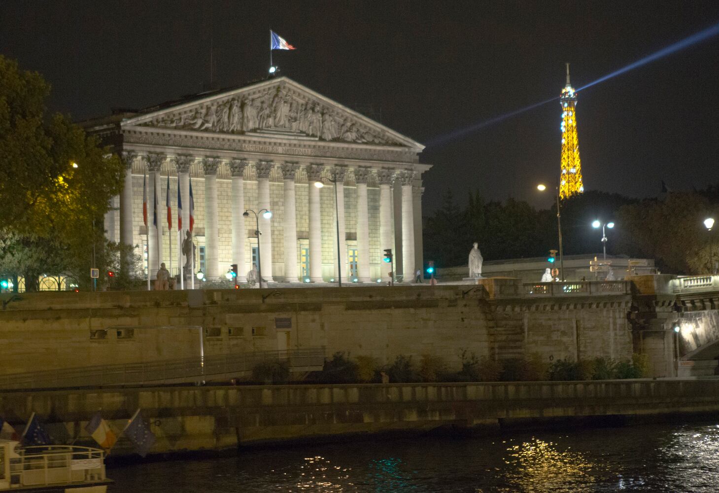 Images of famous landmarks along the Seine River
