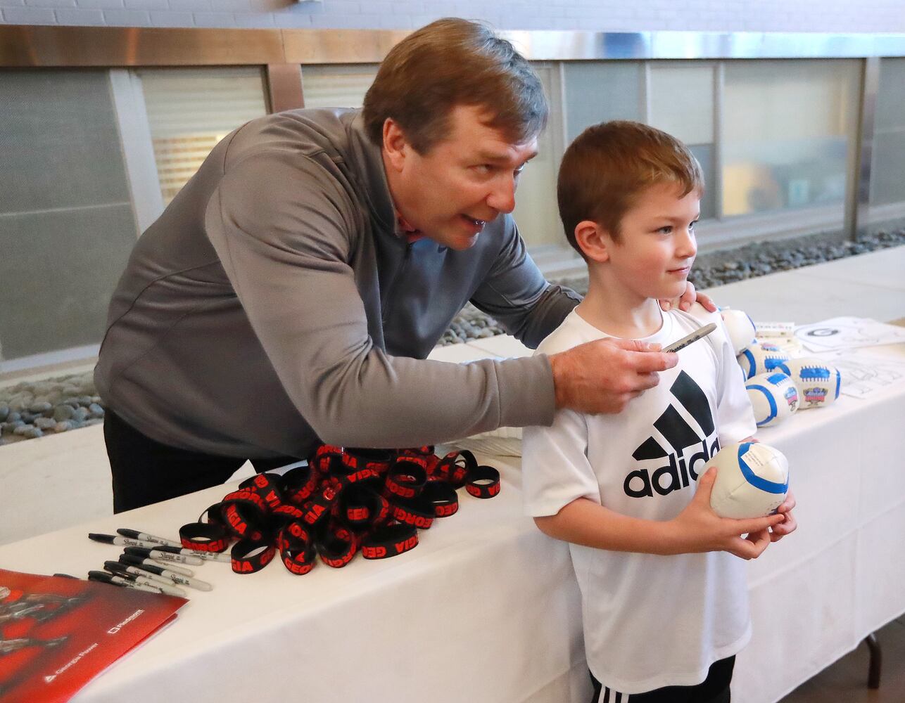 Photos: Georgia visits children’s hospital before Sugar Bowl