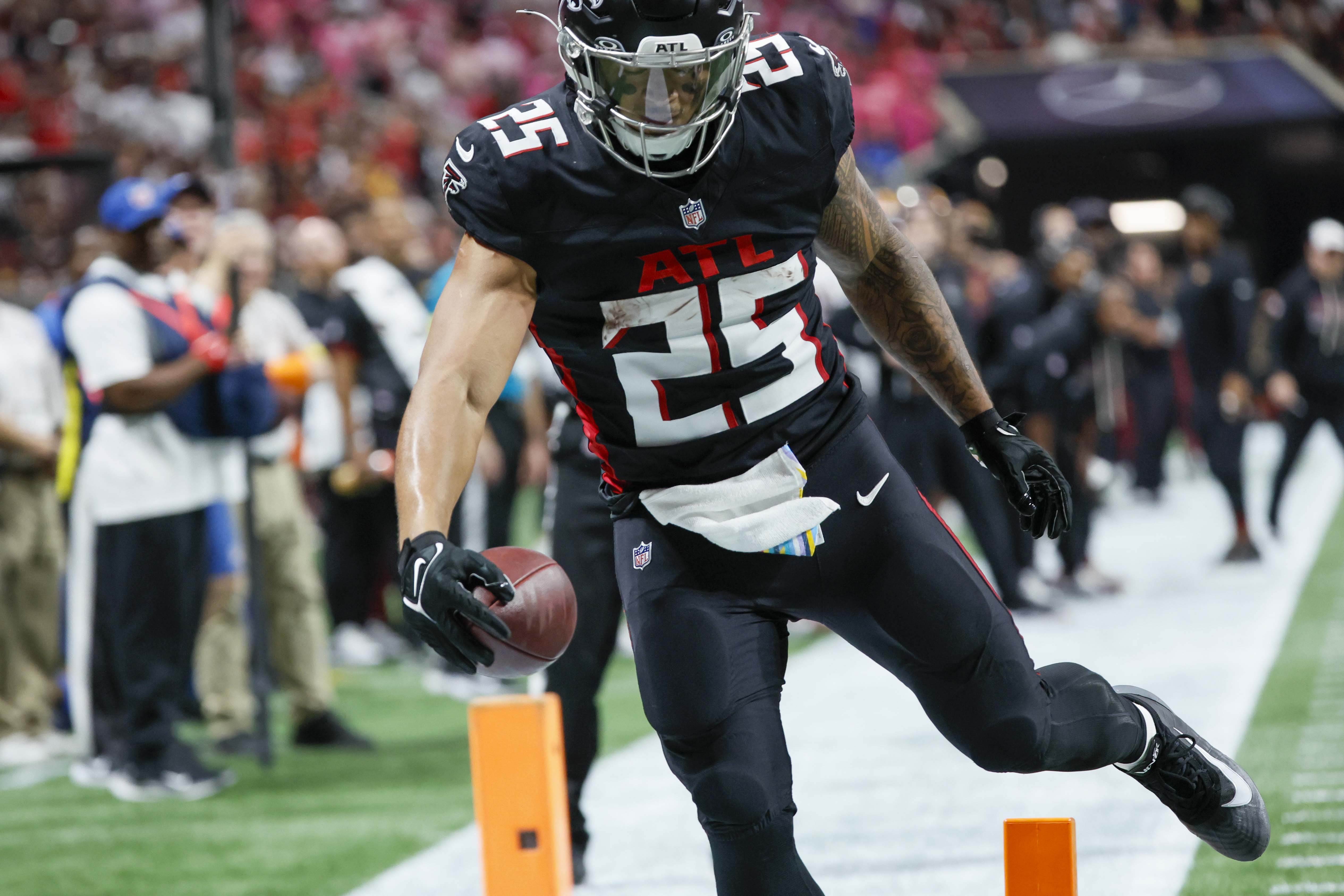 Atlanta Falcons running back Tyler Allgeier reaches the end zone for his touchdown during the second half of an NFL game against the Washington Commanders at Mercedes-Benz Stadium in Atlanta on Sunday, September 28, 2025.
(Miguel Martinez/AJC)