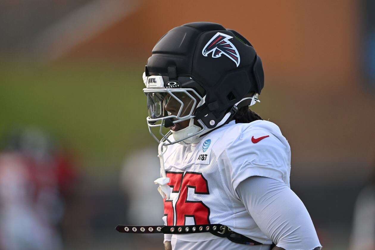Atlanta Falcons Harold Perkins Jr. (56) takes a short break during the Atlanta Falcons' Saturday Night Lights practice at Lanier High School on Saturday, Aug. 8, 2026, in Sugar Hill. (Hyosub Shin/AJC)
