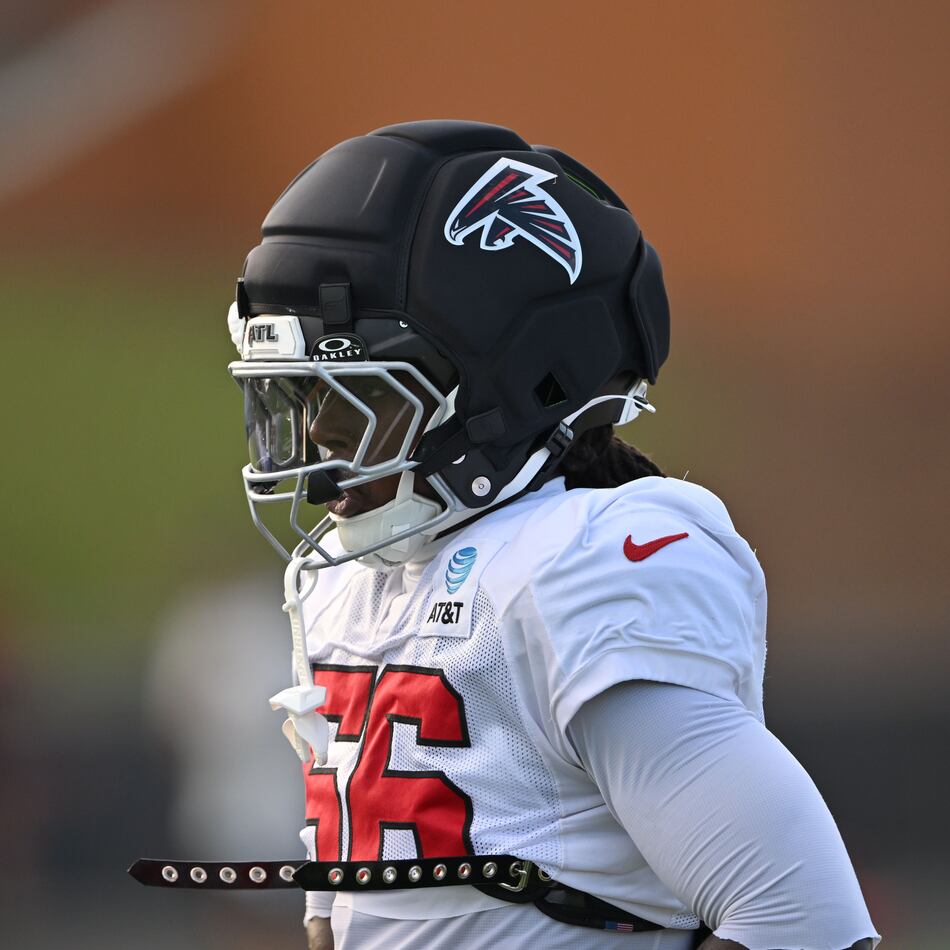 Atlanta Falcons Harold Perkins Jr. (56) takes a short break during the Atlanta Falcons' Saturday Night Lights practice at Lanier High School on Saturday, Aug. 8, 2026, in Sugar Hill. (Hyosub Shin/AJC)