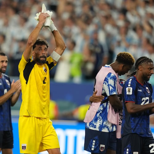 Cape Verde goalkeeper Vozinha (1) applauds the crowd as he leaves after the World Cup round of 32 soccer match between Argentina and Cape Verde in Miami Gardens, Fla., Friday, July 3, 2026. (AP Photo/Lynne Sladky)