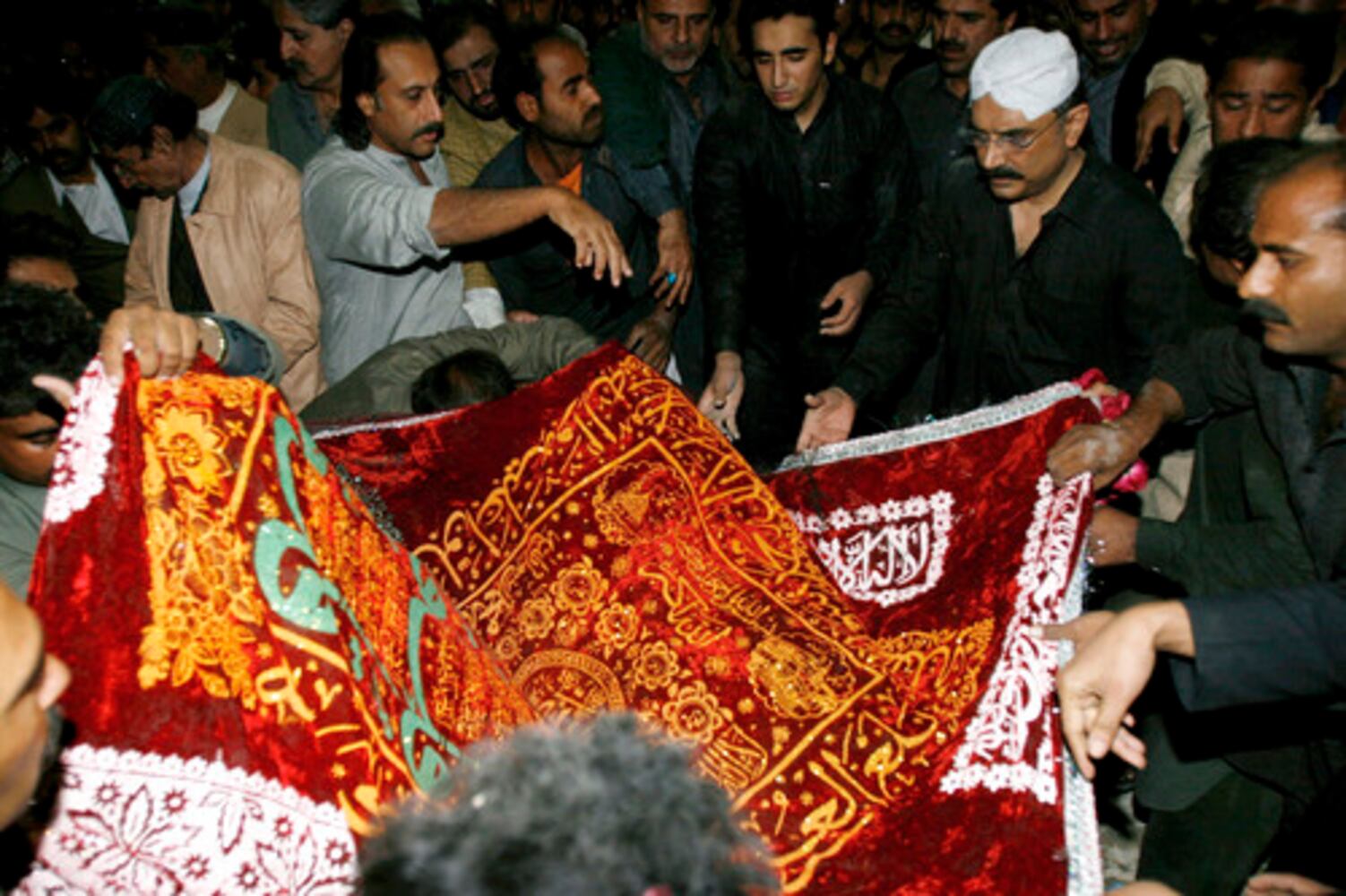 Pakistan mourns, buries Bhutto