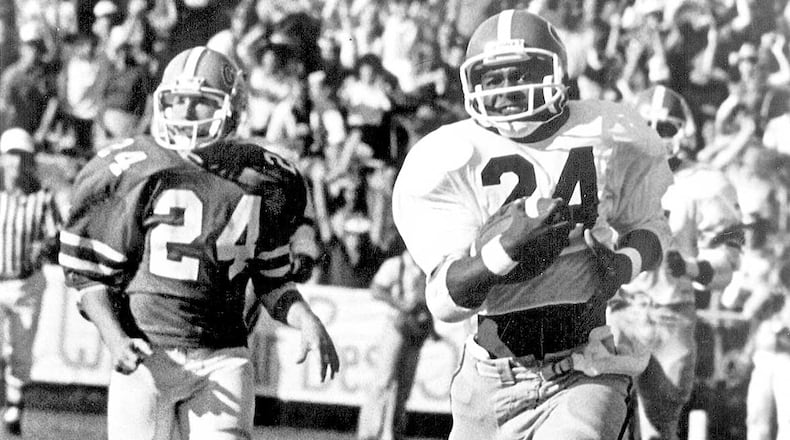 Lindsay Scott races downfield for Georgia's winning touchdown in the 1980 victory over Florida. (AJC file photo/Randy Miller)