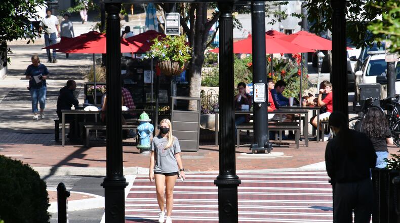 University of Georgia students wear face masks as they make their way near the Arch on Wednesday, September 23, 2020. (Hyosub Shin / Hyosub.Shin@ajc.com)
