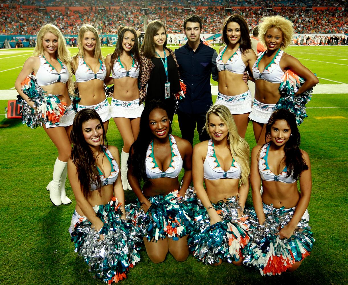 NFL cheerleaders and fans, Week 9