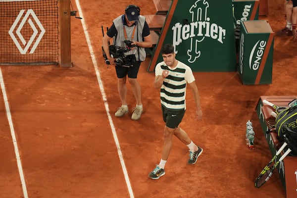 Spain's Carlos Alcaraz celebrates as he won the quarterfinal match of the French Tennis Open against Tommy Paul of the U.S. at the Roland-Garros stadium in Paris, Tuesday, June 3, 2025. (AP Photo/Thibault Camus)