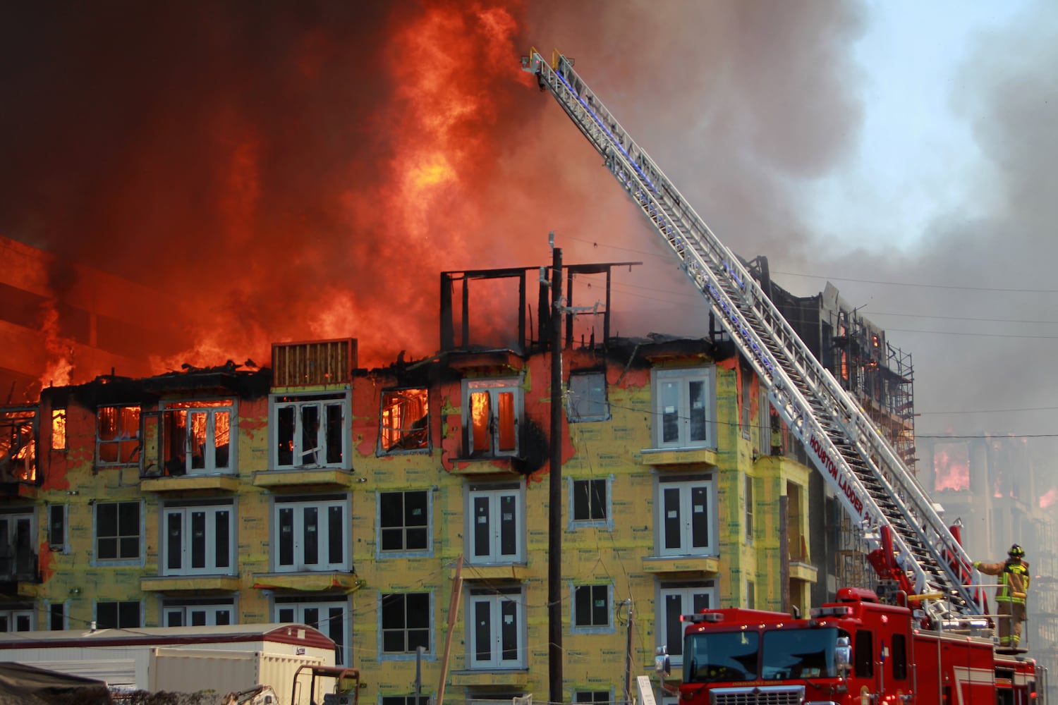 5-alarm fire at apartment construction site in Houston, 03.25.14