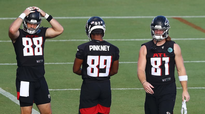 081920 Flowery Branch: Atlanta Falcons tight ends Luke Stocker (from left), Jared Pinkney, and Hayden Hurst take the field for training camp on Wednesday, August 19, 2020 in Flowery Branch. Curtis Compton ccompton@ajc.com