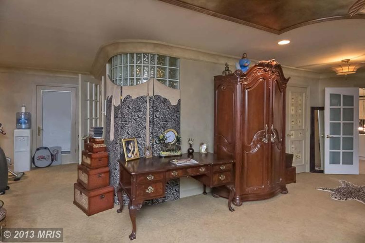 Retired NFL linebacker's home has sauna, large pool