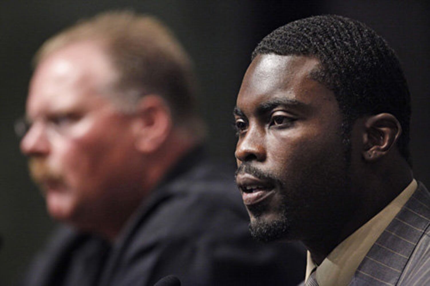 NFL: Michael Vick signs with Eagles