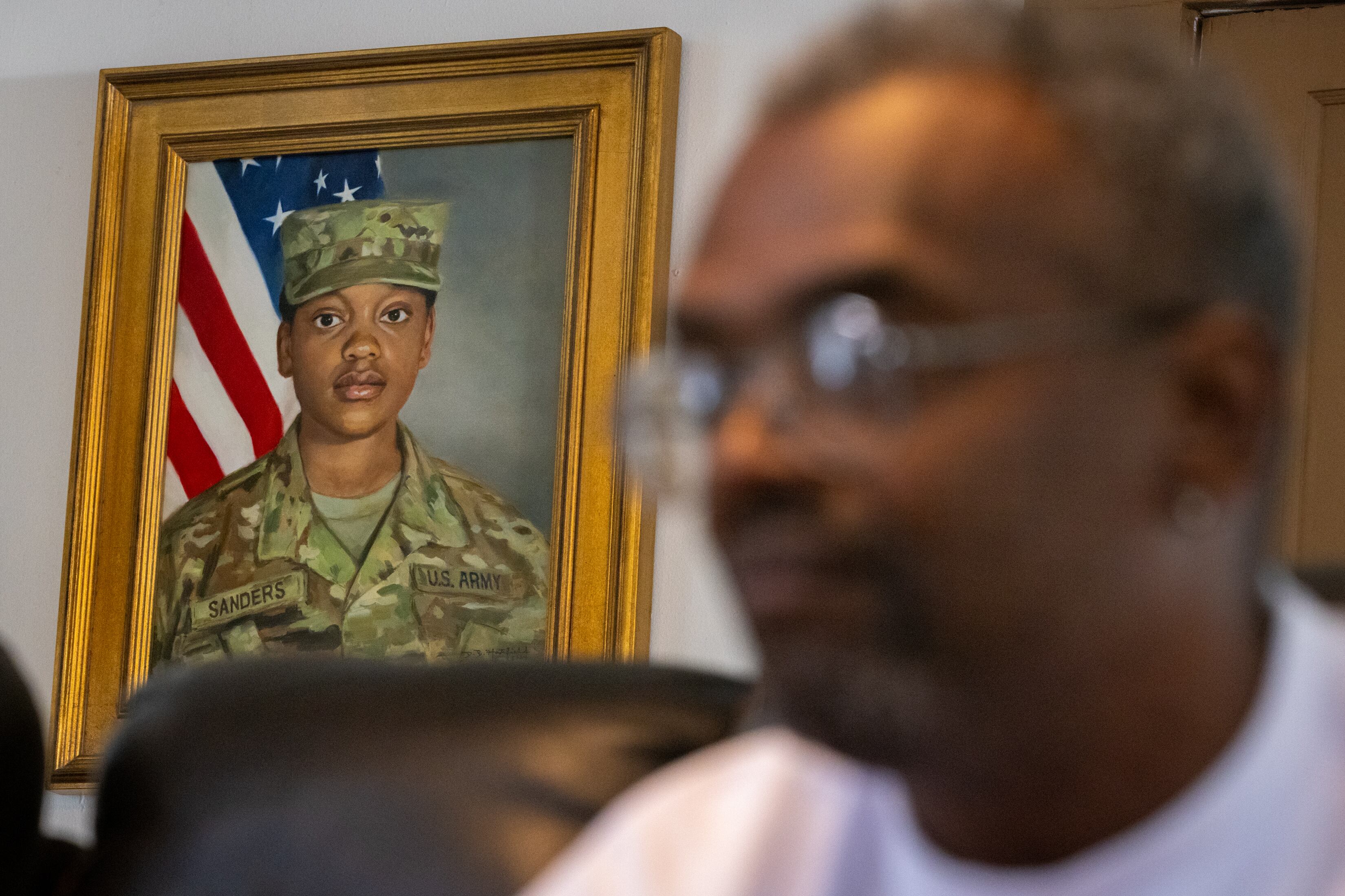 ミリタリー Walking U.S Army Sergeant Long-lost iPhone connects grieving family to their daughter, a