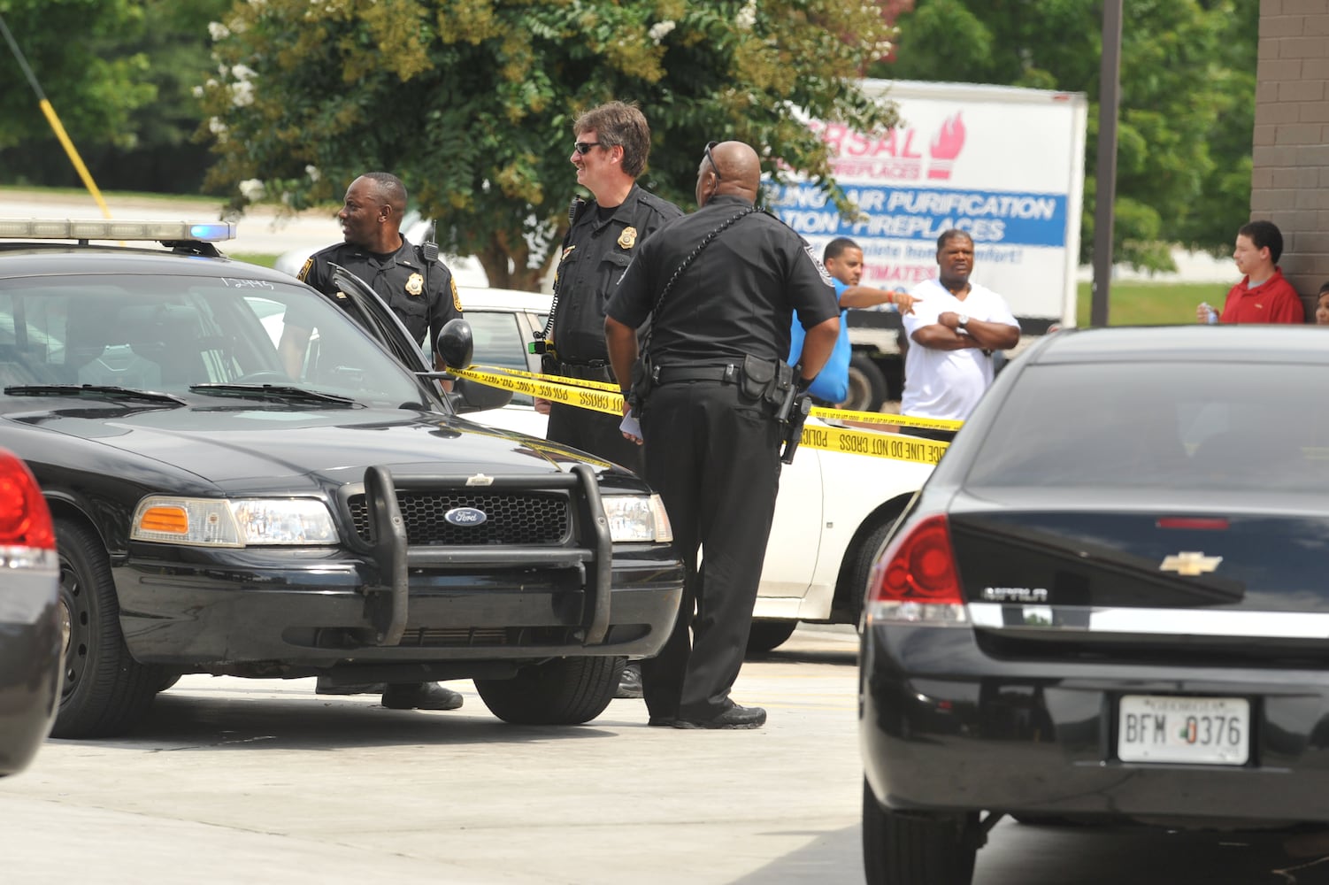 Man shot inside south DeKalb Quik Trip