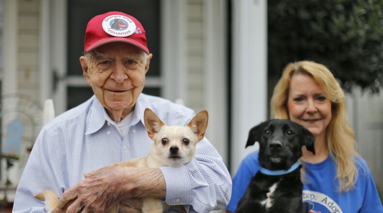 Charlie Yaeger, with his daughter, Chris Cooper, and two of Chris’ dogs, Mia and Samantha, which Charlie calls his grandchildren. (BOB ANDRES / BANDRES@AJC.COM)